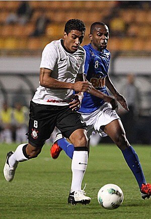 Paulinho em disputa de bola com jogador do Cruzeiro na partida de quarta-feira, no Pacaembu