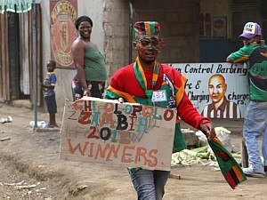 Torcedor da Zâmbia festeja o título da Copa Africana de Nações - Tsvangirayi Mukwazhi/AP Torcedor da Zâmbia festeja o título da Copa Africana de Nações - Tsvangirayi Mukwazhi/AP