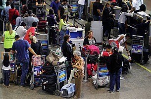 Em Cumbica, passageiros enfrentam longas filas e atrasos de voos nesta 6ª