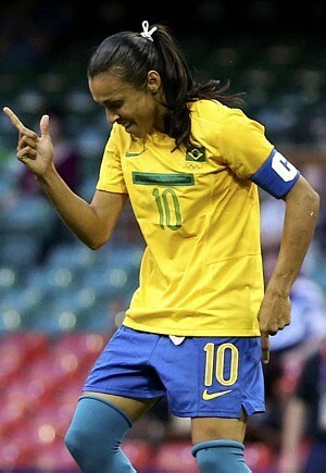 Marta faz dois gols da seleção contra Camarões