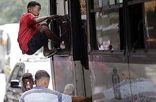 Menino apreendido após roubo sai de delegacia e invade ônibus no Rio