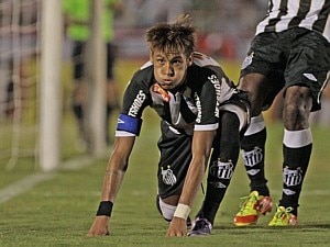 Atacante marca três na goleada por 4 a 1 do Santos, em Ribeirão Preto - Celio Messias/AE