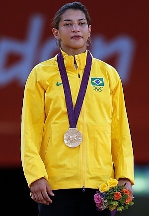 Sarah Menezes comemora: é ouro no judô!