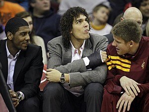 Jogador brasileiro lesionou a m&atilde;o direita na partida contra o Milwaukee Bucks, nesta sexta-feira - Mark Duncan/AP