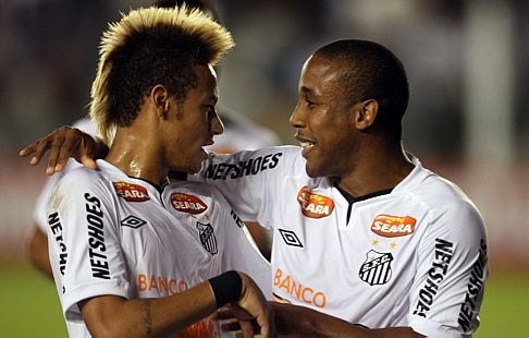 Santos bate Botafogo por 2 a 0 e mantém o Corinthians na ponta