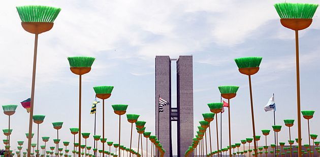 Vassouras usadas em ato contra a corrupção são roubadas em Brasília