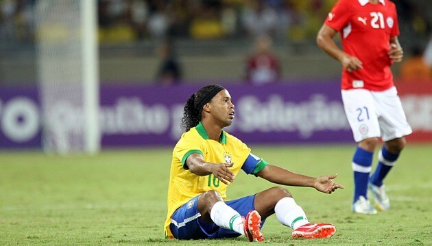 Ronaldinho Gaúcho reclama com a arbitragem