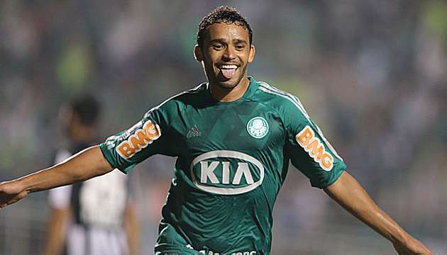 Charles festeja o único gol do Palmeiras na partida