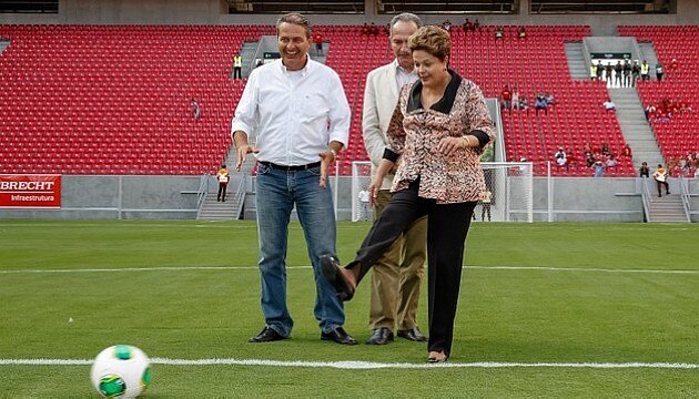 Dilma Roussef chuta da marca do p&ecirc;nalti