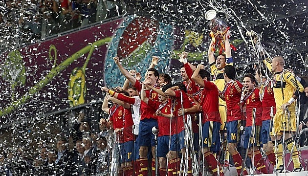 Os jogadores da Espanha erguem a taça da Eurocopa 2012