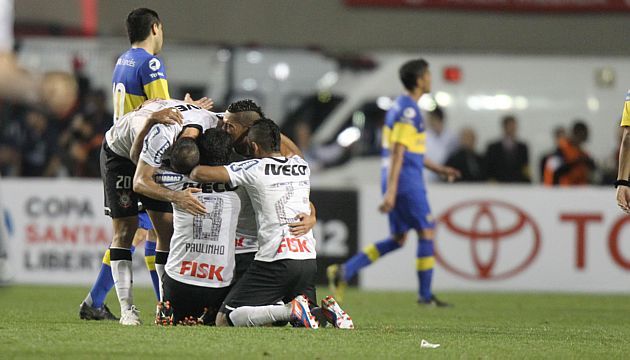 Jogadores comemoram o segundo gol de Emerson contra o Boca Juniors