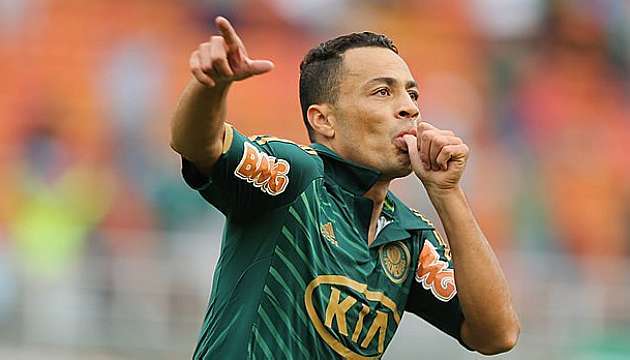 Léo Gago festeja o primeiro gol do Palmeiras
