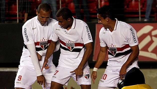 Jogadores do São Paulo entram em campo nesta quinta-feira