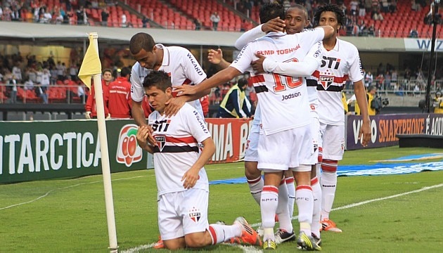 Osvaldo comemora seu gol, o único da partida no Morumbi neste domingo