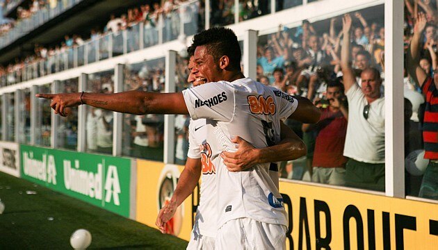 André comemora seu segundo gol na volta ao Santos