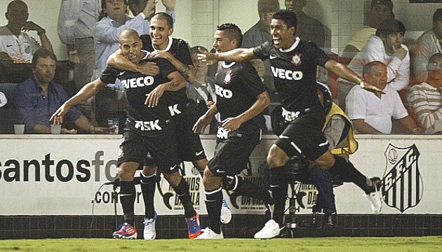 Emerson marca e Corinthians bate Santos na Vila