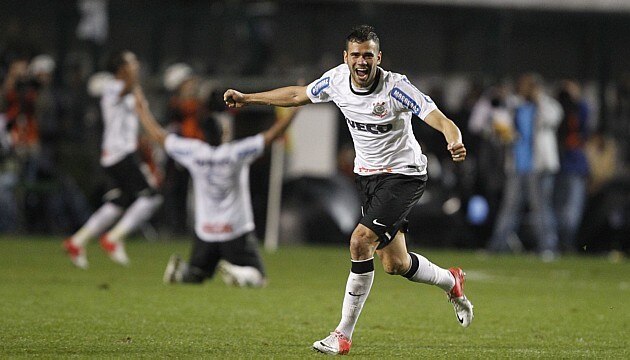 Leandro Castán explode em alegria após gol corintiano