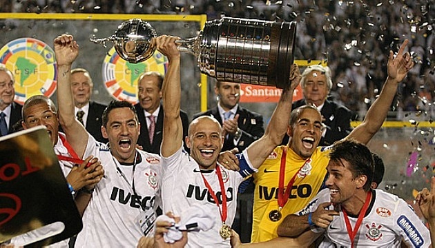 Corinthians finalmente levanta a taça da Copa Libertadores