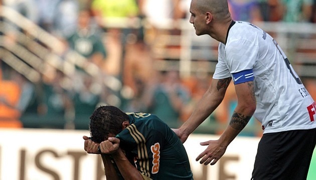 Fabio Santos consola Luan após a expulsão do Palmeirense