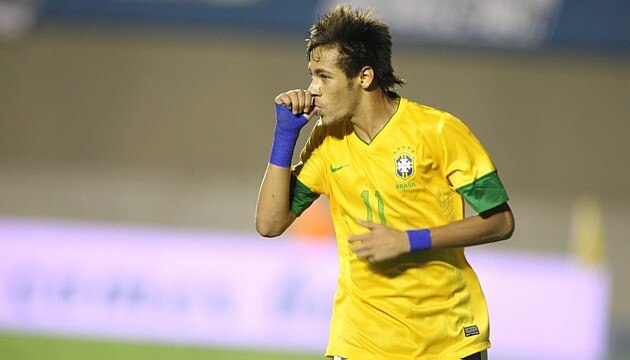 Neymar e Paulinho comemoram o primeiro gol do Brasil