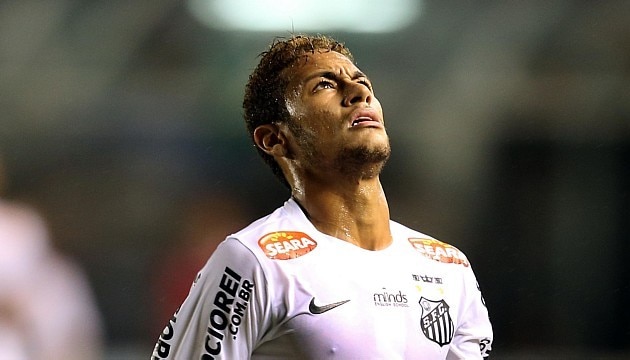 Neymar sai de campo com cara feia após empate em casa