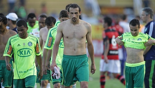 Jogadores do Palmeiras deixam o jogo contra o Flamengo cabisbaixos