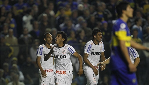 Romarinho comemora o gol de empate do Corinthians