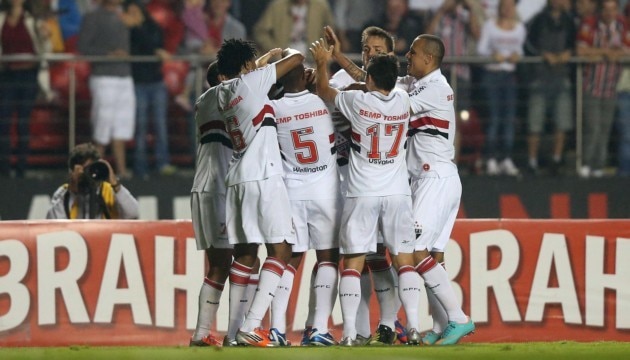 Jogadores do São Paulo comemoram o gol de Osvaldo