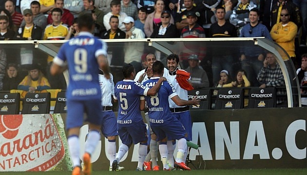 Jogadores do Corinthians festejam gols em Santa Catarina