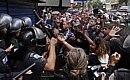 Protesto após enterro de dançarino acaba em confusão na zona sul do Rio