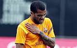 Daniel Alves passar&aacute; por uma cirurgia