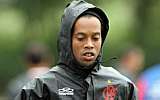 Ronaldinho Ga&uacute;cho correu em torno do gramado