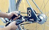 Trava encontra bicicleta