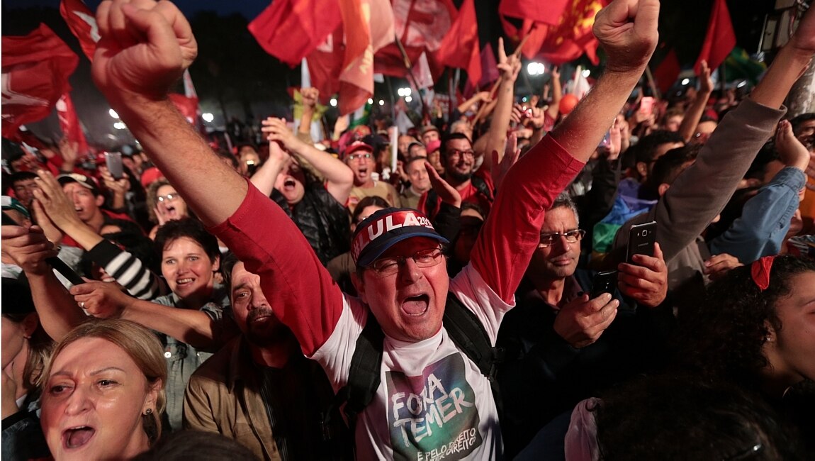 Manifestantes pró-Lula esperam ex-presidente na praça Santos Andrade, em Curitiba. Foto: Alex Silva/Estadão