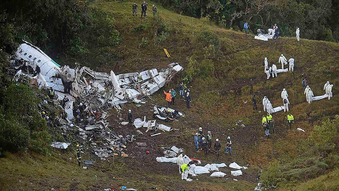 Equipes resgatam corpos de vítimas do acidente - Raul Arboleda/AFP