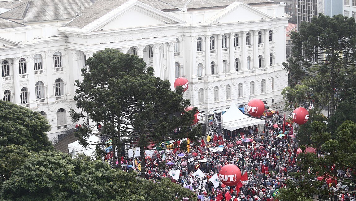 Manifestantes pró-Lula na Praça Santos Andrade, em Curitiba - Foto: Wilton Junior/Estadão