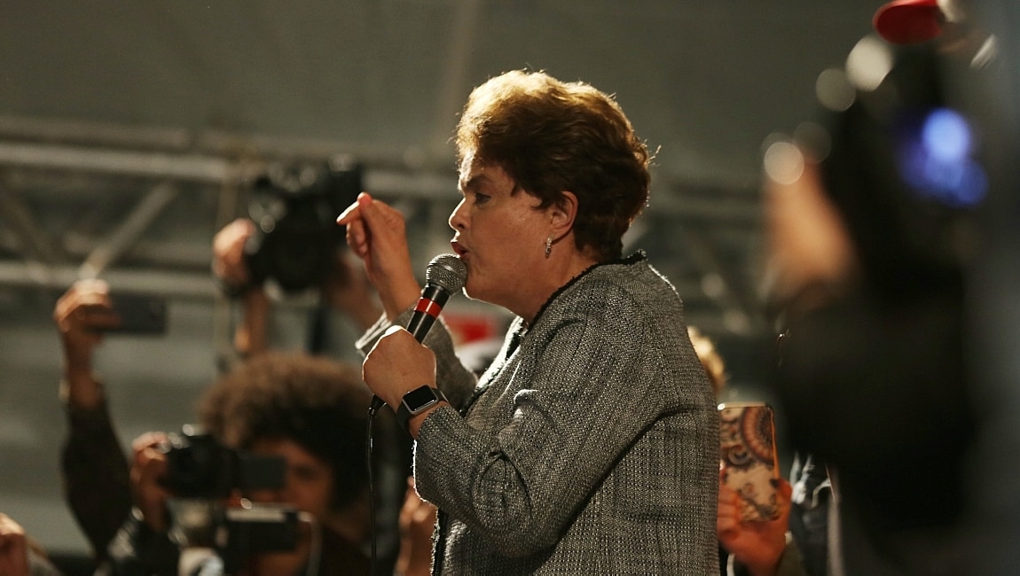 Em discurso em Curitiba, a presidente cassada Dilma Rousseff disse que 'País não vai continuar neste caminho de golpe'