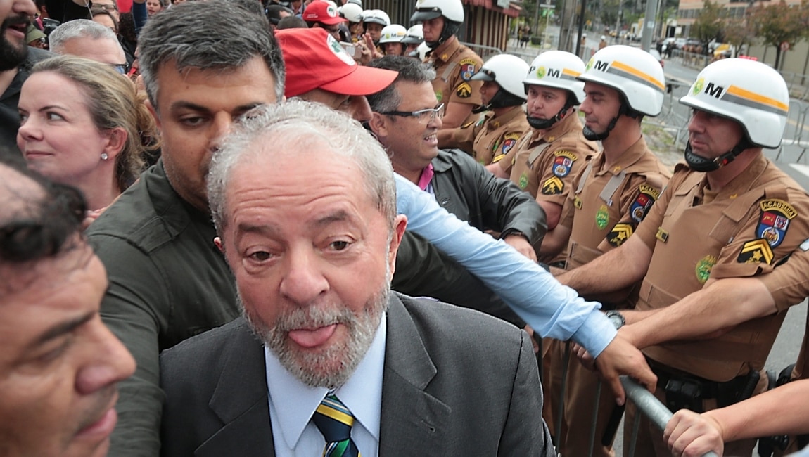 Lula desceu do carro para caminhar com apoiadores antes de chegar à Justiça Federal, em Curitiba, para depor - Foto: Alex Silva/Estadão