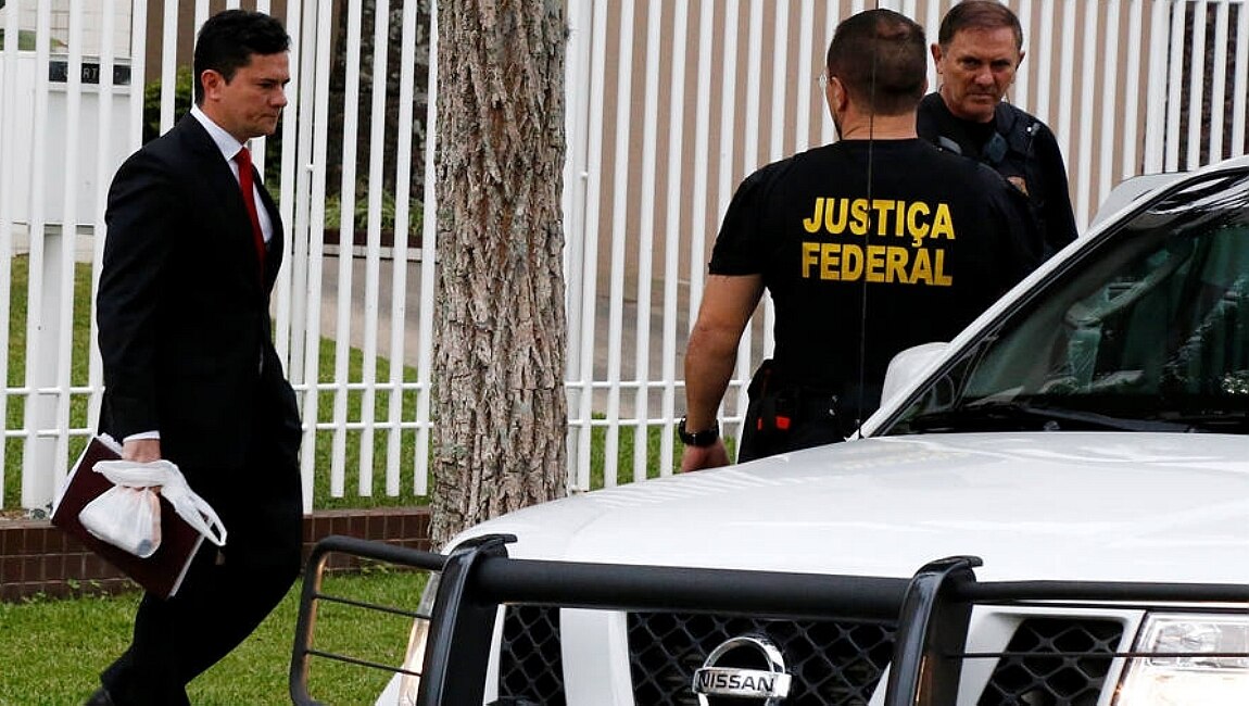 O juiz Sergio Moro deixa sua casa sob escolta - Foto: Rodolfo Buher/Reuters