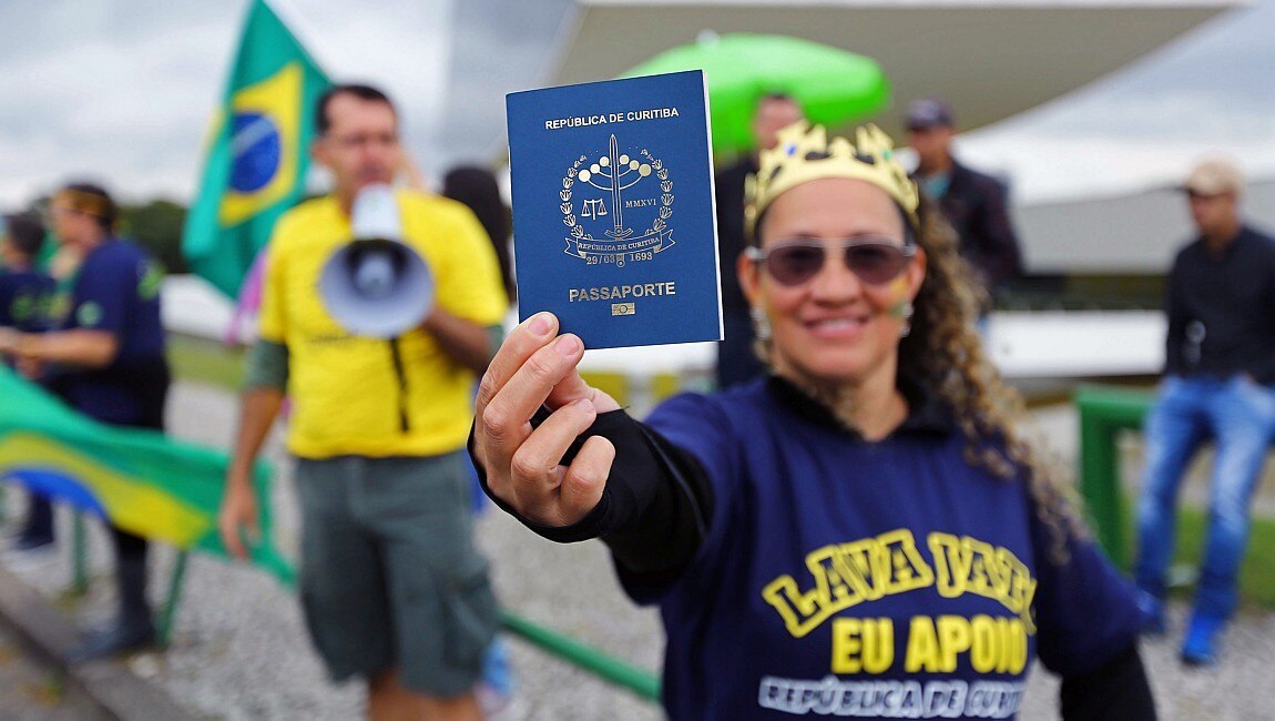 Manifestantes pró-Lava Jato em Curitiba - Foto: Heuler Andrey/AFP