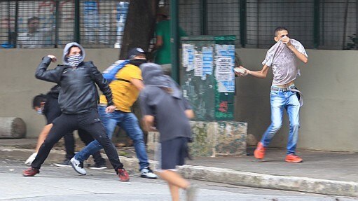 Mascarados atiraram objetos em direção à Polícia - Rafael Arbex/Estadão
