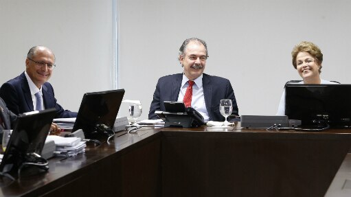 Alckmin (esq.) com o ministro Aloizio Mercadante (Casa Civil) e a presidente Dilma em Brasília - Dida Sampaio/Estadão Alckmin (esq.) com o ministro Aloizio Mercadante (Casa Civil) e a presidente Dilma em Brasília - Dida Sampaio/Estadão