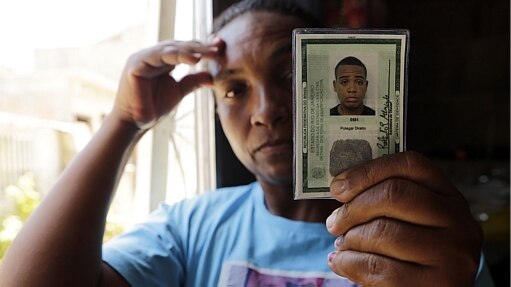 Fátima Menezes lamenta a morte do filho, um jovem de 18 anos que, segundo ela, teria sido morto por policiais da UPP Manguinhos, na zona norte do Rio de Janeiro - Wilton Júnior/Estadão Fátima Menezes lamenta a morte do filho, um jovem de 18 anos que, segundo ela, teria sido morto por policiais da UPP Manguinhos, na zona norte do Rio de Janeiro - Wilton Júnior/Estadão