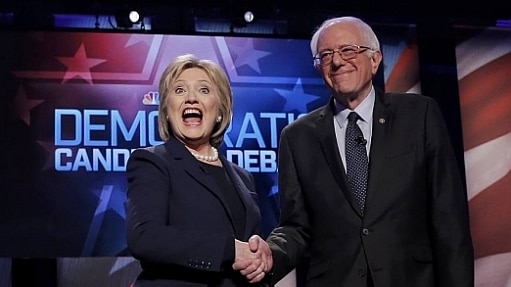 Hillary Clinton e Bernie Sanders se cumprimentam após debate em New Hampshire - Carlo Allegri/Reuters