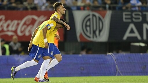 Lucas Lima abraça Neymar na comemoração do gol de empate - Nilton Fukuda/Estadão