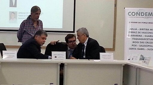 O secretário estadual de Recursos Hídricos, Benedito Braga, e o superintendente do DAEE, Ricardo Borsari, são orientados por um assessor antes do início da reunião - Pedro Venceslau/Estadão O secretário estadual de Recursos Hídricos, Benedito Braga, e o superintendente do DAEE, Ricardo Borsari, são orientados por um assessor antes do início da reunião - Pedro Venceslau/Estadão