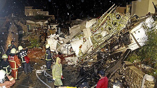 A aeronave tentou fazer um pouso de emergência na cidade de Magong - Wong Yao-wen/AP A aeronave tentou fazer um pouso de emergência na cidade de Magong - Wong Yao-wen/AP