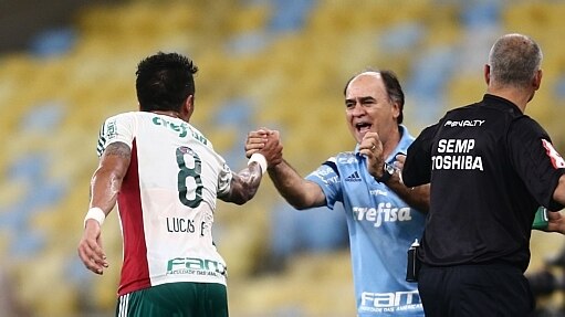 Atacante celebra um de seus gols no jogo com o técnico Marcelo Oliveira - Wilton Junior/Estadão