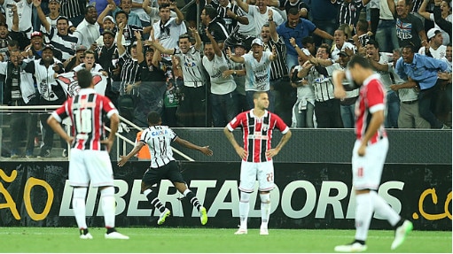 Elias corre para comemorar o gol diante de são-paulinos desolados - Daniel Teixeira/Estadão
