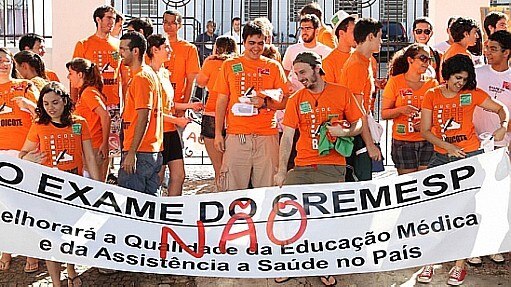 Formandos de Medicina da Unicamp protestam em 2012 contra a realizaçao do exame do Cremesp - Estadão Formandos de Medicina da Unicamp protestam em 2012 contra a realizaçao do exame do Cremesp - Estadão